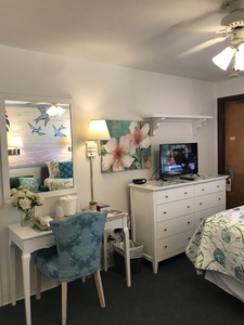 Rm #16 - Updated in JAN 2019! 1 Brand NEW Pillow-top Queen Bed. New Furniture. Colorful Ocean Mural. 2nd floor. Street/Parking View. Photo 4