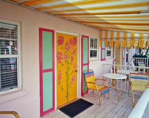 Charming GARDEN View COTTAGE #1 or #2 - Cute and Colorful - Furnished with 2 Double Beds During the Summer Photo 9