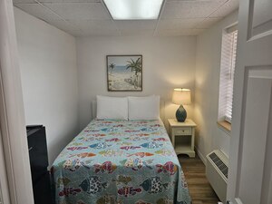 Room, 31 bedroom, double bed, beach-themed artwork