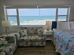 Room 32 oceanfront view, 1 queen bed
