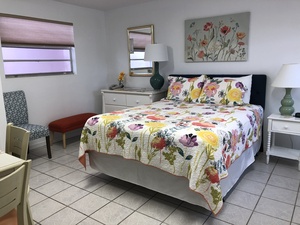 Studio #28 - Darling Small Studio. 1 Queen Bed in Winter. 2 Double Beds in Summer. Shared Patio. Close to Pool. Photo 3