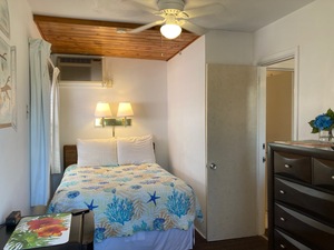 Separate bedroom with 1 double bed