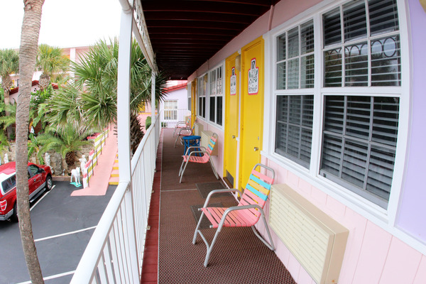 Studio #19 - Updated in August 2024 - Pillow-top Queen Bed. Full Kitchen. Corner Room - 2nd floor. Street View. Photo 5