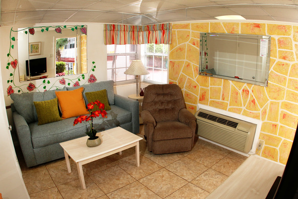 Charming GARDEN View COTTAGE #1 or #2 - Cute and Colorful - Furnished with 2 Double Beds During the Summer Photo 6