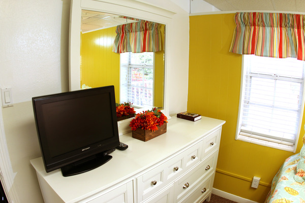 Charming GARDEN View COTTAGE #1 or #2 - Cute and Colorful - Furnished with 2 Double Beds During the Summer Photo 7