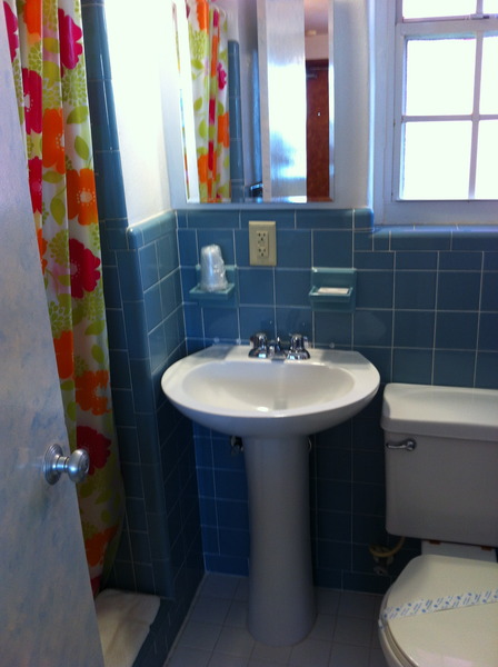 Rm 15 or 17 - Value Room - 1 KING Bed. 2nd floor. Street/Parking View. Photo 2