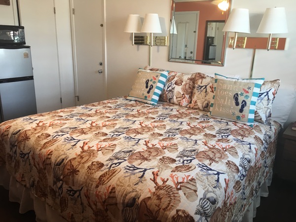 Rm 15 or 17 - Value Room - 1 KING Bed. 2nd floor. Street/Parking View. Photo 1