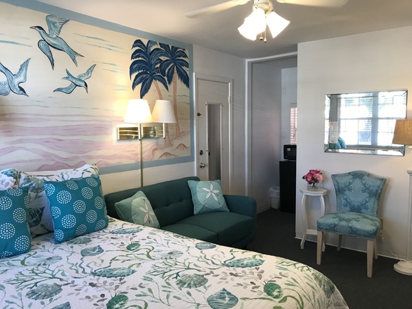 Rm #16 - 1 Brand NEW Pillow-top Queen Bed. New Furniture. Colorful Ocean Mural. 2nd floor. Street/Parking View. Photo 1