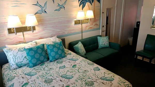 Rm #16 - 1 Brand NEW Pillow-top Queen Bed. New Furniture. Colorful Ocean Mural. 2nd floor. Street/Parking View. Photo 2