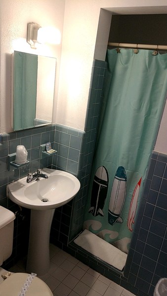 Rm #16 - 1 Brand NEW Pillow-top Queen Bed. New Furniture. Colorful Ocean Mural. 2nd floor. Street/Parking View. Photo 3