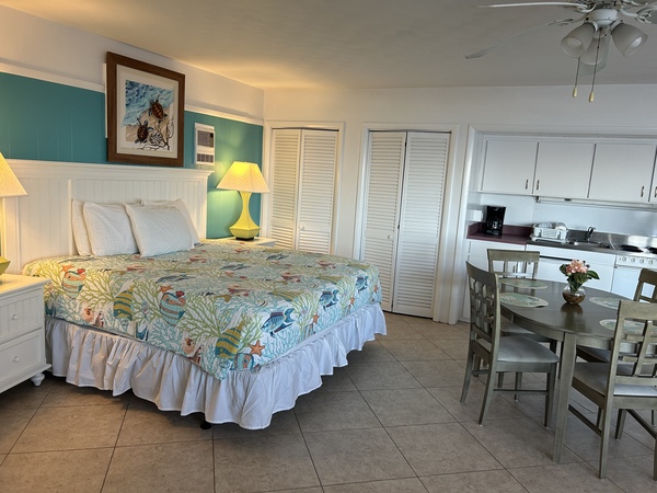 King bed, spacious studio