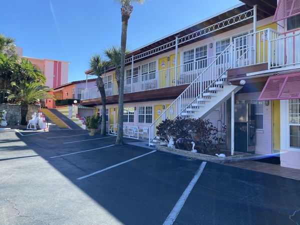 Studio #8 - Very Economical, Cozy Studio. 1st Floor. Parking view. Photo 2