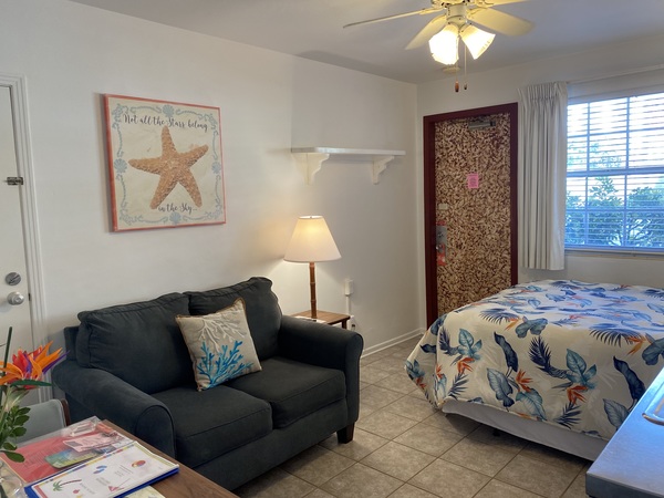 Studio #8 - Very Economical, Cozy Studio. 1st Floor. Parking view. Photo 4