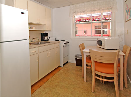 Charming GARDEN View COTTAGE #1 or #2 - Cute and Colorful - Furnished with 2 Double Beds During the Summer Photo 4